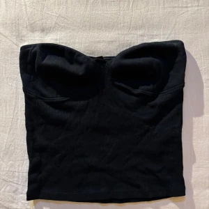 Svart ribbad tubtopp från Gina Tricot - Säljer en svart ribbad tubtopp från Gina Tricot. Storlek S, fint skick! Kom med bud!🩷