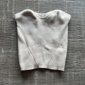 Beige ribbad tubtopp från BikBok - Säljer en beige ribbad tubtopp från BikBok, stretchigt material. 🤍