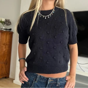  stickad tröja från Dagmar - Supersnygg mörkblå stickad tröja från Dagmar i storlek S💗