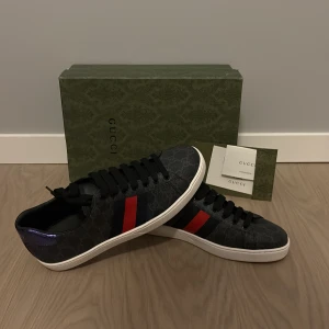 Gucci ace sneakers  - Tja, säljer mina Gucci ace sneakers i storlek 44. Dessa skor är helt nya. Kommer med box, dustbag, certifikat och en Gucci nyckelring. OBS! Tar emot byten!