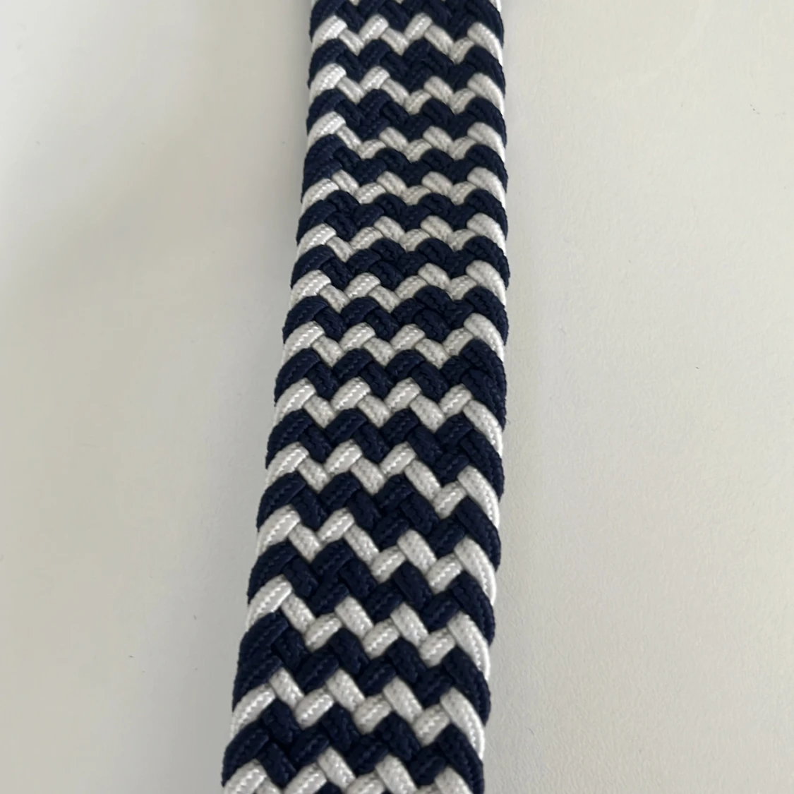 Blåvitt flätat bälte med läderdetaljer - 1