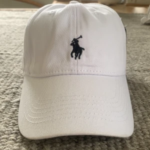 Vit keps från Polo Ralph Lauren - Säljer min vita keps från polo Ralph lauren, helt oanvänd har tom lappen kvar