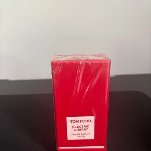 Tom Ford Electric Cherry Eau de Parfum 100 ml - Tom Ford Electric Cherry Eau de Parfum i en snygg röd förpackning. Flaskan rymmer 100 ml och parfymen är känd för sin fruktiga och livliga doftprofil. Perfekt för dig som gillar exklusiva och unika dofter.