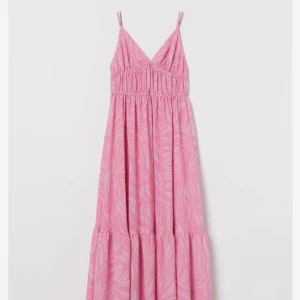 Långklänning hm - Säljer denna fina långklänningen för att den är för stor på mig☺️Köptes nyligen från en annan på plick🌷Inga hål eller fläckar. 