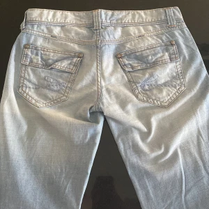 Lågmidjade jeans - Lågmidjade jeans från Esprit! Midja: 41 cm rakt över och ca 86 cm runt om. Innerbenslängd: Ca 81,5 cm. Köptes på Plick men tyvärr lite för små för mig :/