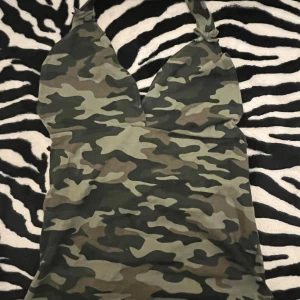 Camo halterneck topp - Handsyd från en T-shirt! Säljer för den passade inte så bra lite för liten för mig 🖤skulle säga runt M-S i storlek 🖤