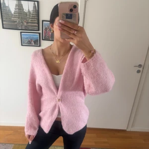 Ljusrosa kofta  - Säljer en supermjuk och fluffig ljusrosa stickad kofta från lindex. Säljer eftersom att den inte kommer till användning🩷