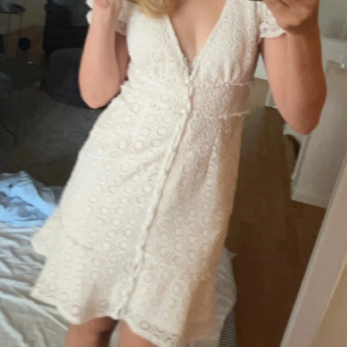 Vit spetsklänning med v-ringning - 1