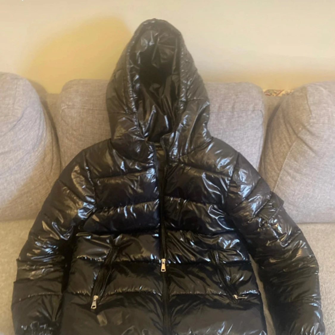 Svart glansig pufferjacka med huva - 3