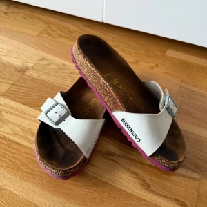 Birkenstock Madrid storlek 36 i mycket bra skick - •Birkenstock sandaler i mycket bra skick •Hela och rena. Tvättade efter sista användningen. •Djurfritt och rökfritt hem •Anatomisk fotbädd i kork/latex •Yttermaterial: Birko-Flor®  •Täcksula: velourläder •Sula: EVA •Detaljer: en rem med ett individuellt justerbart metallspänne “Made in Germany” •Passform: smal •Storlek 36