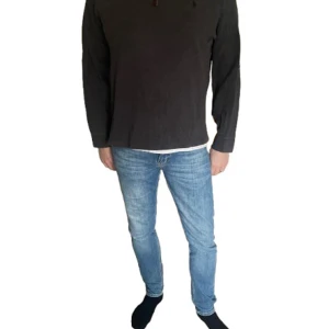 Mörkgrå half zip tröja Polo Ralph Lauren - Snygg mörkgrå långärmad tröja från Polo Ralph Lauren med half zip och klassisk krage. Tröjan har diskret broderad logga på bröstet och är tillverkad i mjuk bomull. Perfekt för lager-på-lager och chill stil.