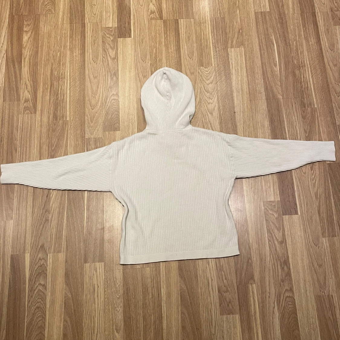 Vit ribbad hoodie  - 1