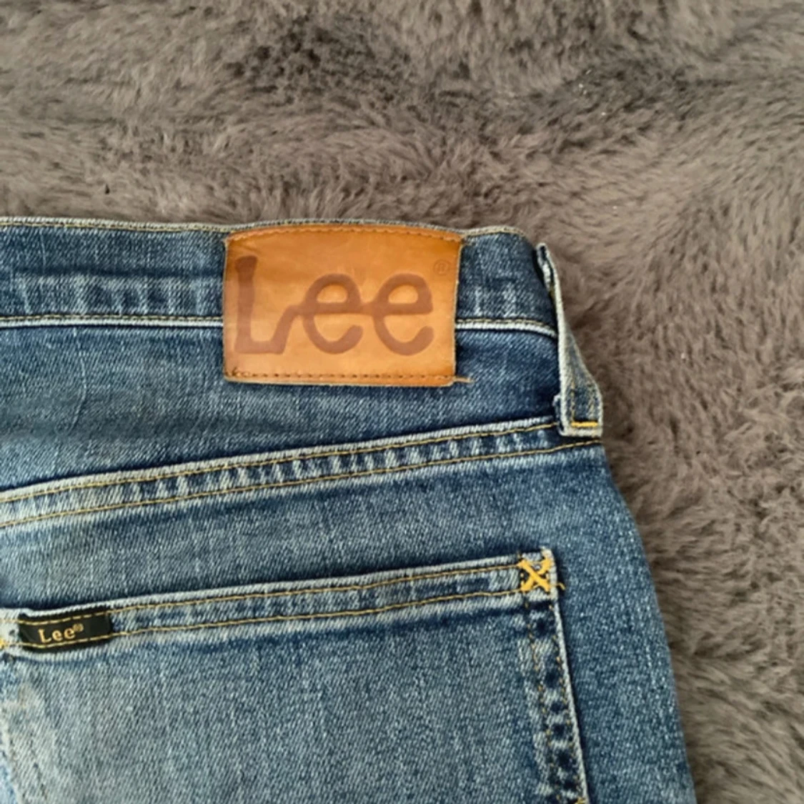 Blå slitna jeans från Lee - 2