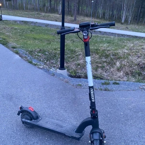 El kick  - Säljer min el kick Freev 400 PRO bra skick ny pris 5000 köpte den helt ny på Netonnet men säljer ej den längre mitt pris 3500 25km räckvidd den går 20km/h bakhjulsdrift. Du kan läsa med här nedan.   https://www.elriders.se/products/elsparkcykel-freev-evs-pro?srsltid=AfmBOopNPnQvBF1rihawJBIGlSkbDUbxocI9fmqFpeM6eboMm8RZVEKa