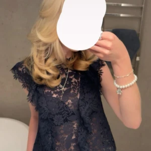 Volang spets blus - Säljer denna jättefina mörkblåa kortärmade blus från zara