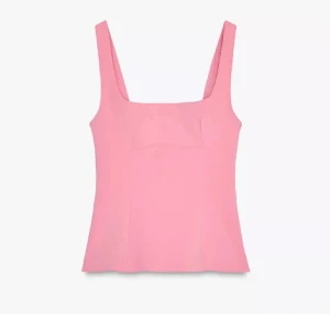 Rosa linnetopp med rosett - Supersöt rosa linnetopp med breda axelband och fyrkantig urringning. Baksidan har en stor dekorativ rosett som ger en extra gullig touch. Perfekt för sommardagar och att styla med jeans eller kjol.