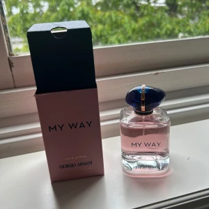 My Way Eau de Parfum från Giorgio Armani - En elegant parfym med rosa vätska i en genomskinlig glasflaska med blått och guldigt lock. Doften är feminin och modern, perfekt för dig som gillar fräscha och blommiga toner. Bara test sprutat. Priset kan diskuteras vid snabb affär.