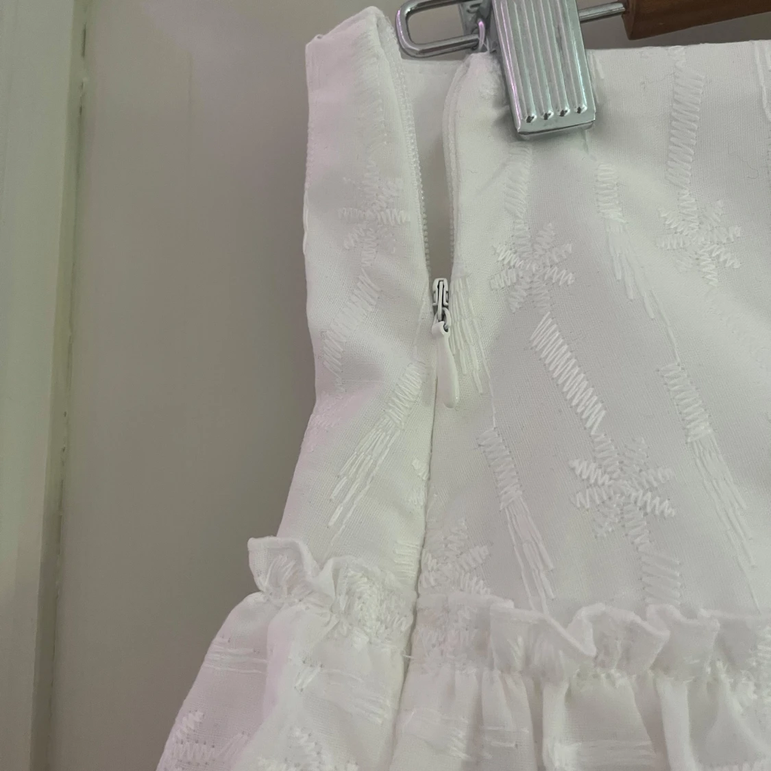vit gullig volang kjol från hm!🤍 - 2