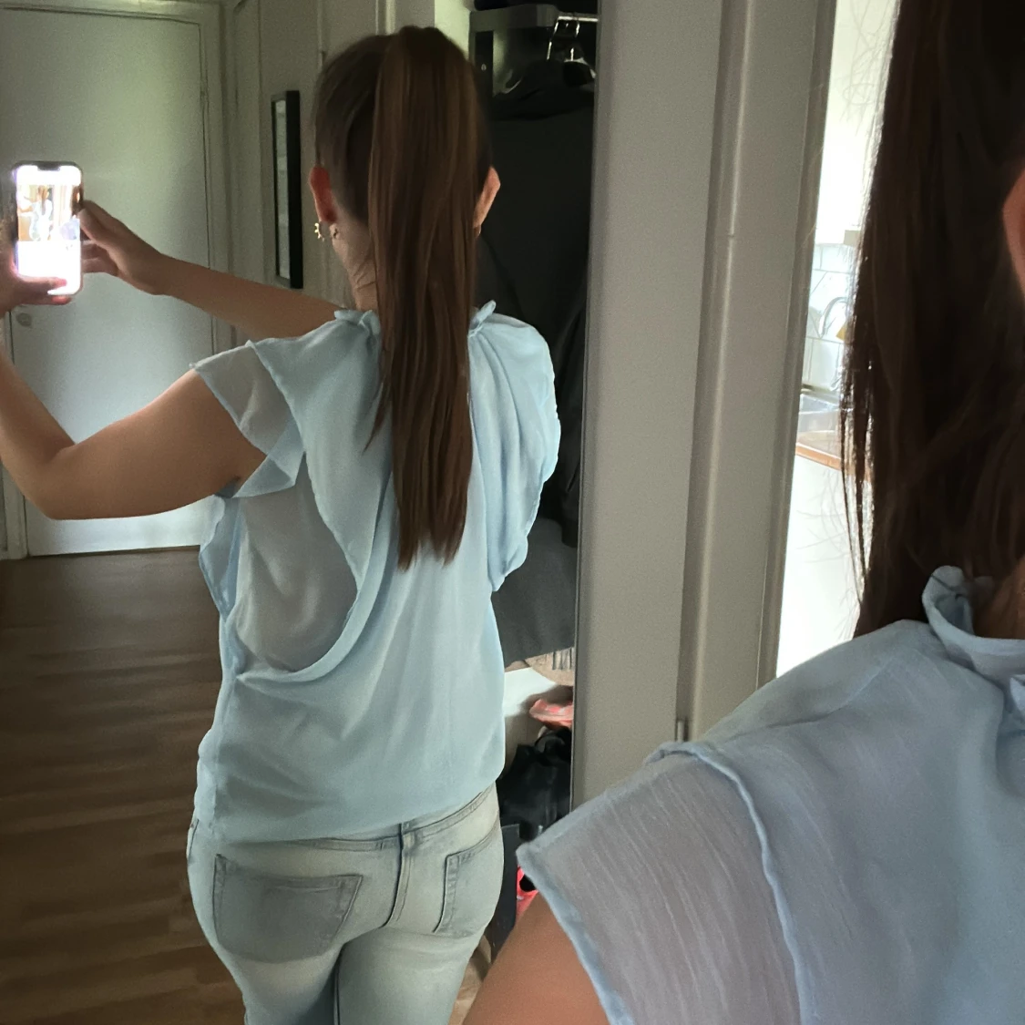 Ljusblå blus med volangkrage - 1