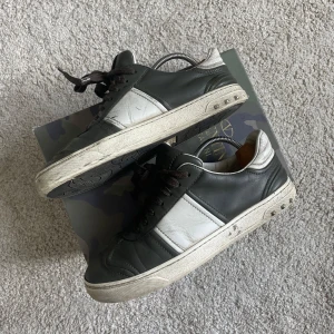 Valentino flycrews olivgröna - As feta trendiga dojor , görs ej längre och svåra att få tag på, pris utifrån skick. Finns skador och defekter men mycket kvar ge . Sulan spruckit lite på insidan , 9 nitar borta av 22. Byte finns. Färg har tappat på vissa ställen . Färgen är olivgrön men lite mörkare än vanligt . Box ingår. Storlek 40 men passar 41