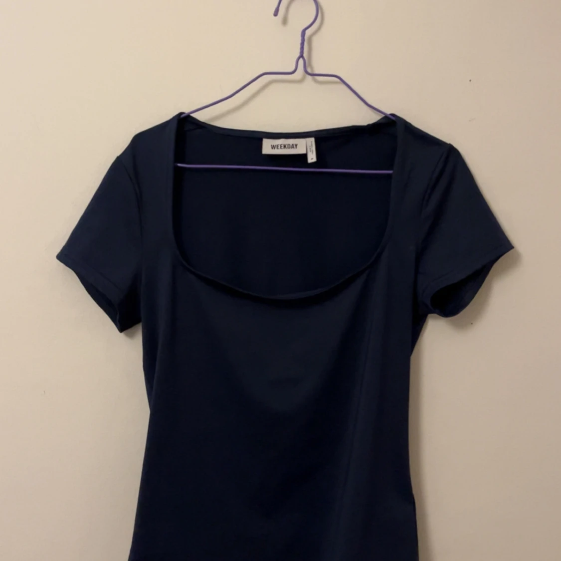 Marinblå topp från weekday