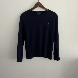Ralph Lauren tröja  - Skit fet Ralph Lauren tröja som är i otroligt bra skick. Den går inte att köpa längre därav eftertraktad. Mycket bra passform. Vårat pris är endast 599 priset kan alltid diskuteras. Först till kvarn🙌🏻Storleken är 14-16