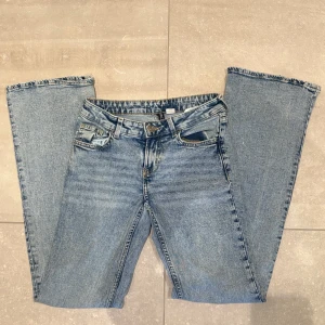 Blå bootcut jeans - Säljer ett par jätte fina blåa Boot Cut Low waist jeans från Hm/ divided. Jenssen har knappt används 💕