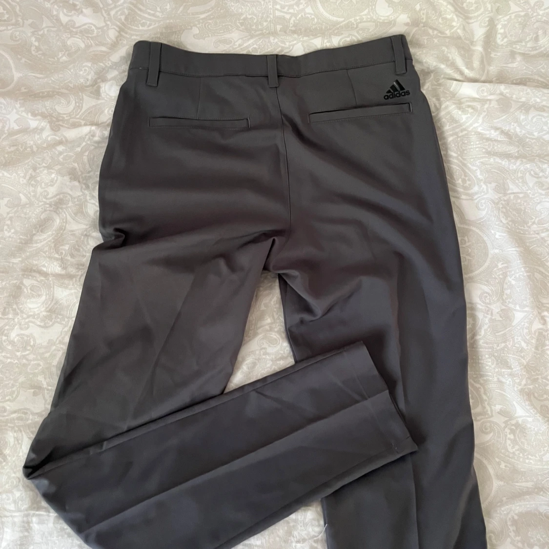 Grå adidas golfbyxor  - 1