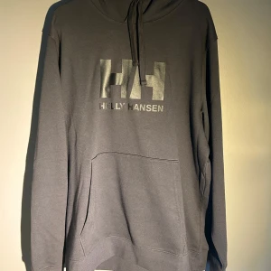Grå hoodie från Helly Hansen - Helt ny Helly Hansen hoodie prislappen sitter kvar på köpt för 999 på Intersport.