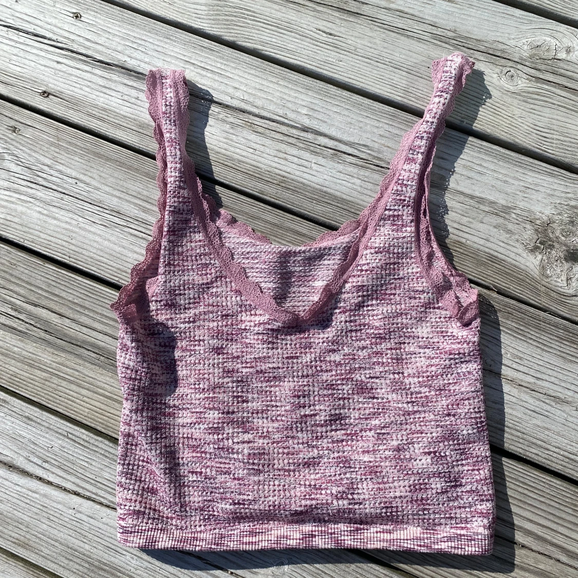 Rosa croppad linnetopp med volangkant