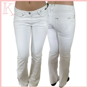 Vita Bootcut Jeans - Storlek w28 | Skick 6,5/10, vita fläckar | Modellen på bilden är 170 | Skriv ifall ni har fler frågor🤞 