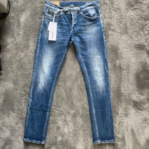 Dondup jeans GEORGE - Tja säljer nu dessa schyssta dondup jeans med skön tvätt! Jeansen är i fint skick’ jeansen är i storlek w34! Skriv vid frågor eller bilder