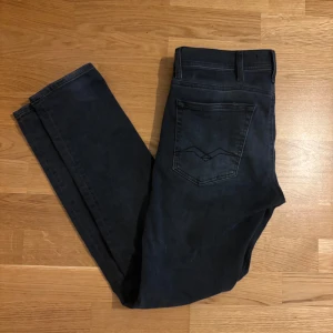 Replay Jondrill - Hej 👋| Säljer ett par snygga Replay jeans i Modellen Jondrill | Jeansen är i en mörkgrå tvätt | Storleken är 32W X 30L | Skriv vid intresse 🤝