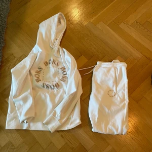 Vit tracksuit från Hugo boss - Priset gäller för båda plaggen, går även att köpa de inviduellt. Allt är hundra procent äkta och priset kan diskuteras något vid snabb affär.