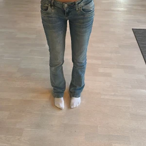 Blå bootcut jeans från LTB  - Säljer ett par blå LTB jeans med bootcut och låg midja då de e lite för stora för mig. Jeansen har en liten fläck på ena låret som man knappt märker (skriv om ni vill ha tydligare bild på den). Helt slutsålda.