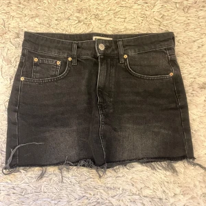 Svart jeanskjol från g perfect jeans - Säljer en svart jeanskjol från Gina Tricot. Använt några gånger,  men finns inte tecken på det.💞