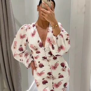 Vit blommig klänning från Gina Tricot - Säljer den helt slutsålda blommiga långklänningen från Gina tricot. Helt oanvända, lapp kvar! Säljer då jag har dubbelt. Den perfekta klänningen för midsommar och hela sommaren🌸🥰🌺