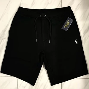 Svarta shorts från Polo Ralph Lauren - Helt nya, aldrig andvänt! Säljer eftersom jag köpte fel storlek och det är för små för mig. Priset är fast! Vid frågor och funderingar skriv till mig 😇skriv om du vill ha fler bilder! 