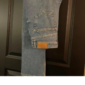 Blå raka jeans  - Säljer ett par klassiska blå jeans med en passform som är rak. Sitter tightare vid låten men sen rakt ner vid vaderna. Inte kommit till användning på ett tag. Bilden jag använt är ett par exakt likadana jeans men mina jeans jag säljer har inte slits. Köpta för länge sedan på Gina Tricot därför finns varan inte på hemsidan eller de flesta begagnade sidor.