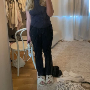 Svarta kostymbyxor  - Säljer dessa kostymbyxor från Bik Bok. Har 2 st likadana vid intresse.