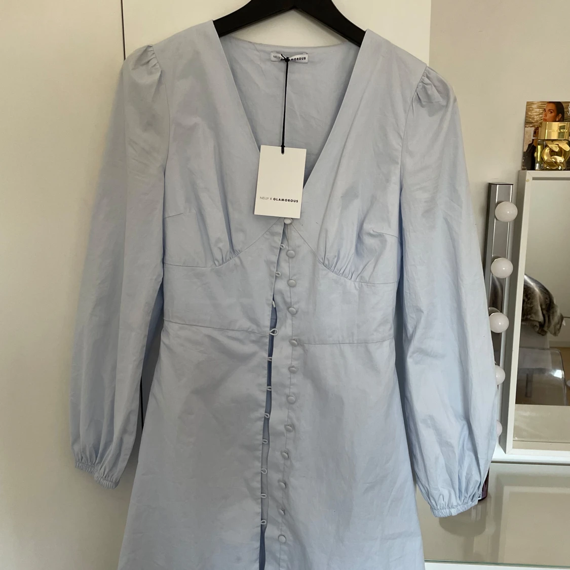 Ljusblå klänning med v-ringning och knappar - 2