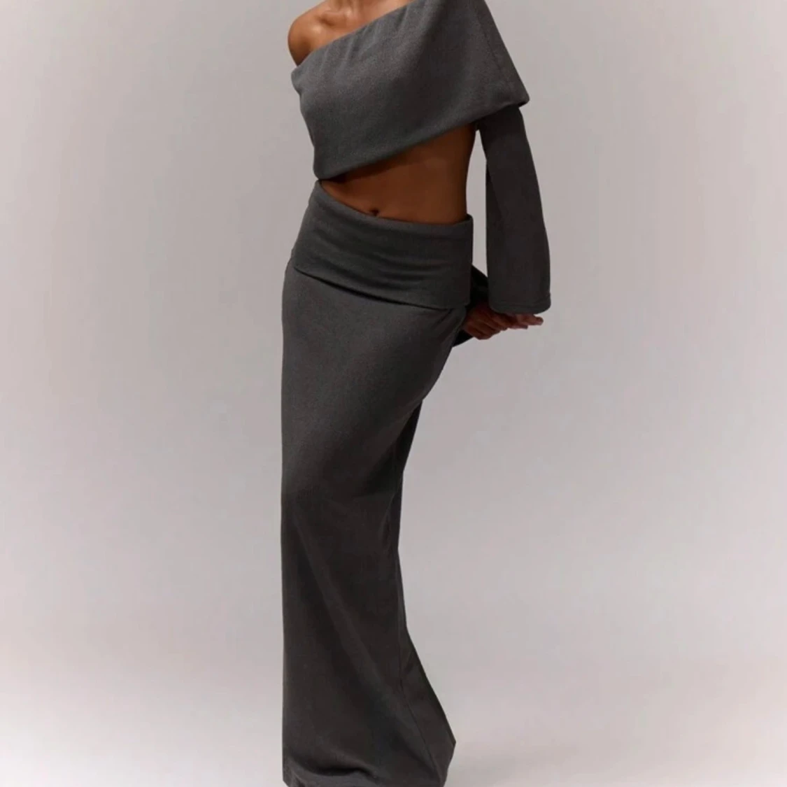 Grått sett med oneshoulder