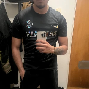Svart PSG x Balmain fotbollströja  - Säljer en svart PSG x Balmain fotbollströja från Nike. Tröjan har korta ärmar. Storlek S passar S/m helt ny