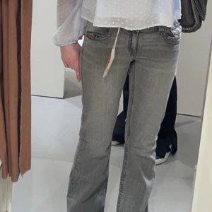 Gina Low waist flare jeans - Säljer mina lågmidjade low waist jeans från Gina Young. Nypris ca 350 kr🥹storlek 170 och passar bra på mig som är S/36. 