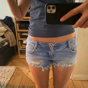 Lågmidjade jeansshorts  - Skitsnygga ljusblåa lågmidjade jeansshorts 💓 fina fickor och slitningar och hål och dom är perfekt lagom lågmidjade o sitter väldigt fint på