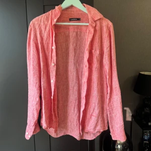 J.Lindeberg linneskjorta - Rosa linneskjorta i storlek S från J.Lindeberg. Nypris ca 1600kr. Mitt pris 350kr. Som helt ny