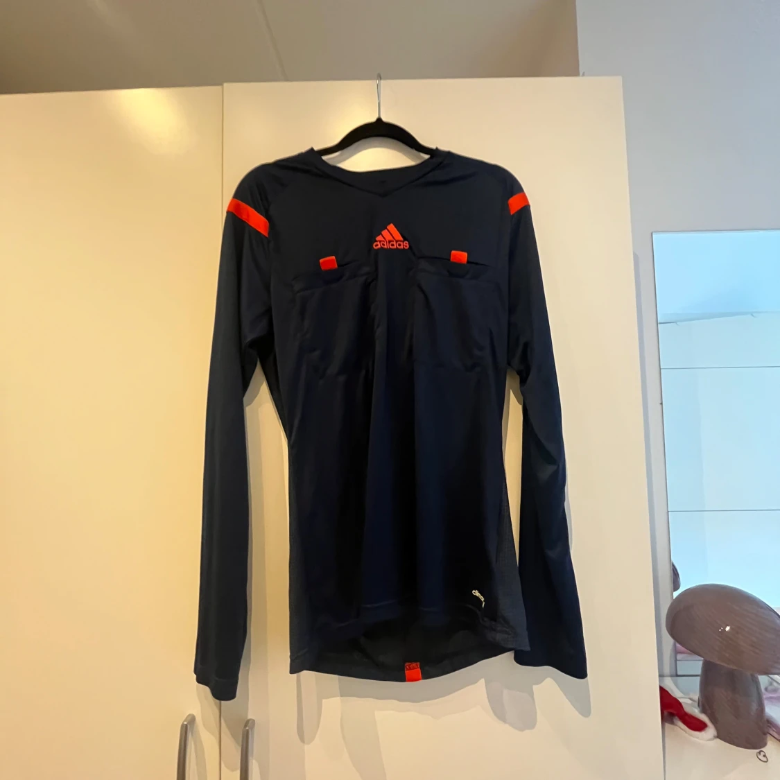 Mörkblå långärmad träningströja från Adidas