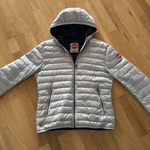 Colmar jacka - Säljer den här vita/benvita Colmar jacka i storlek S. bra skick förutom två fläckar vid armhålan som inte syns när man har jackan på sig. Pris kan diskuteras!