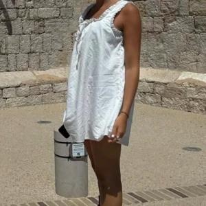 Vit klänning - Säljer denna vita klänning, perfekt till sommaren eller studenten!