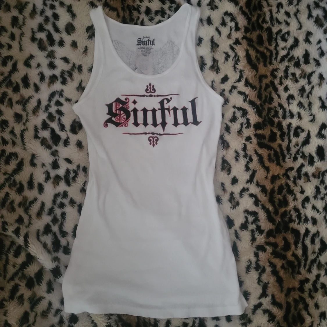 Vit linnetopp från Sinful med tryck